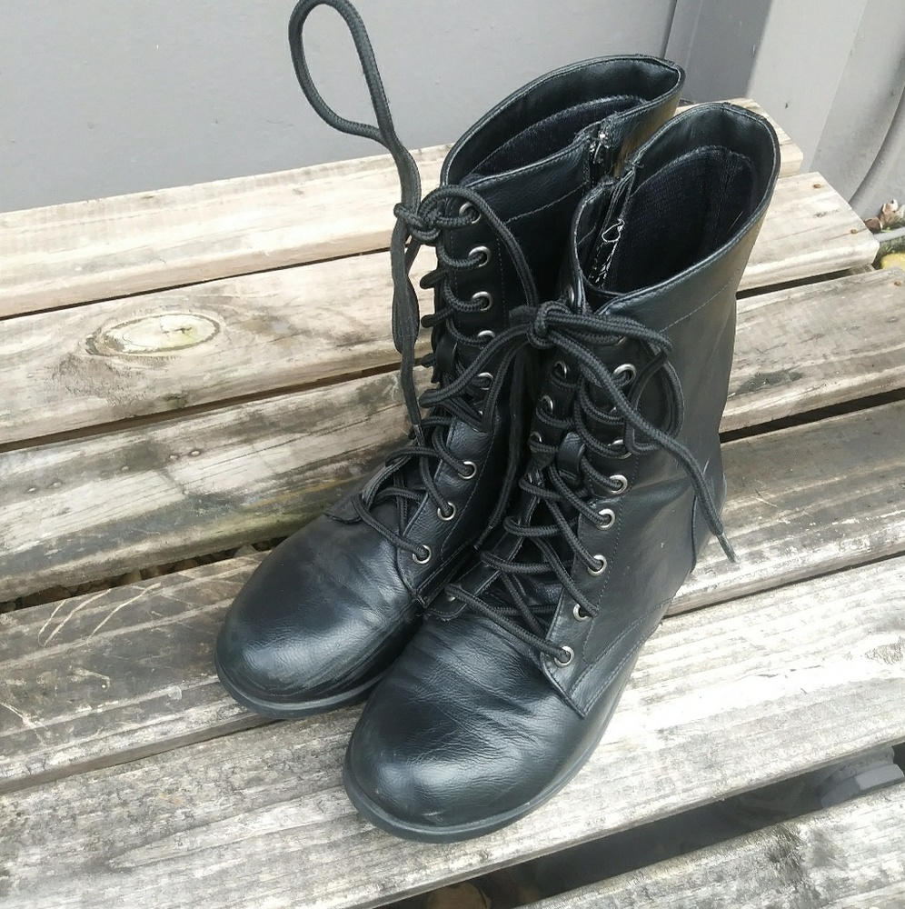 Boots short womens combat style, some wear